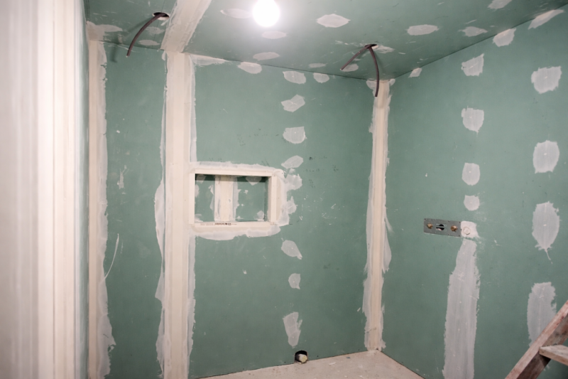 Rénovation de salle de bain en cours joints_et_finitions_ah_platrerie_peinture_saint_chamond